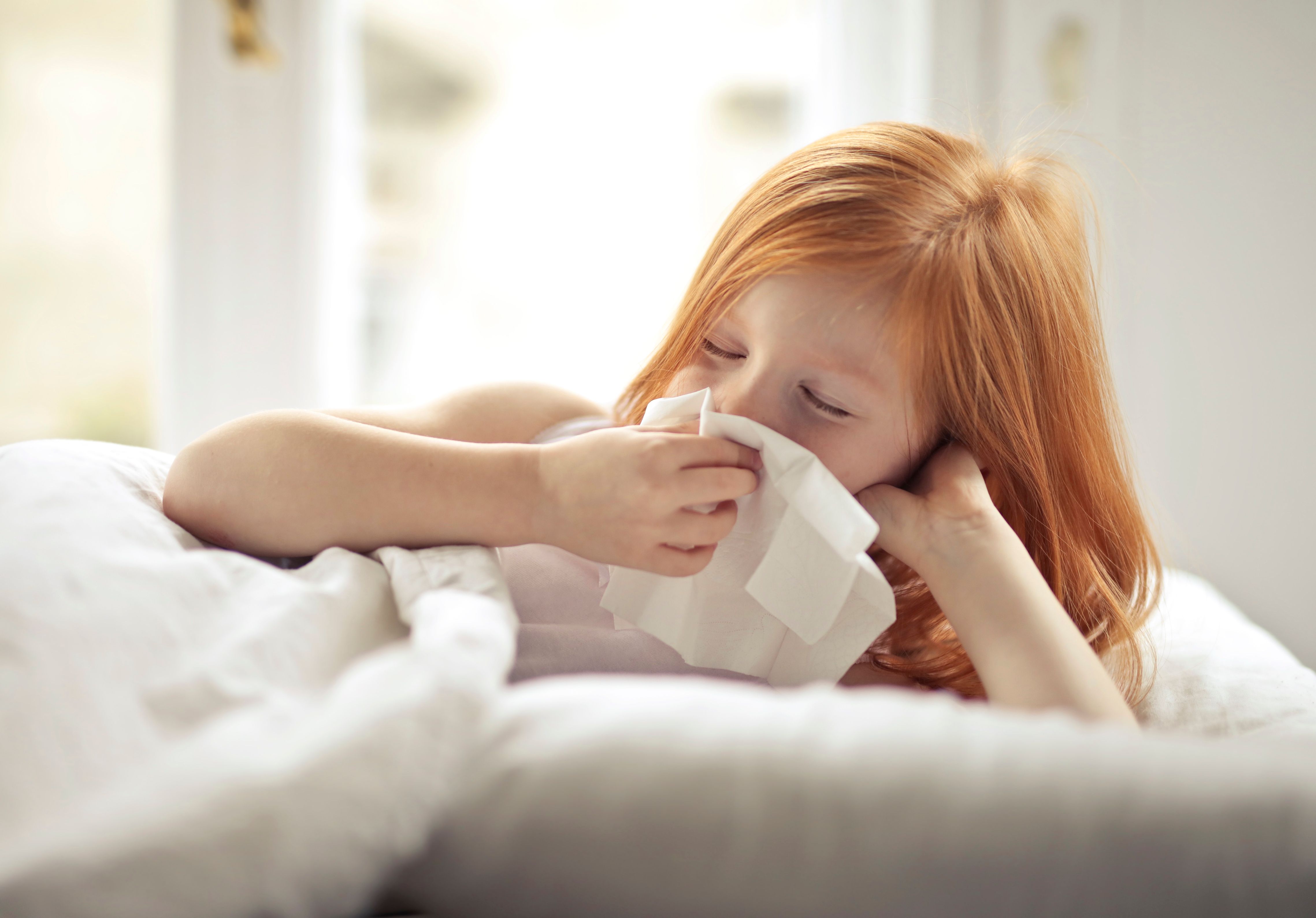 Young girl sneezing — recognising allergy symptoms in children at school